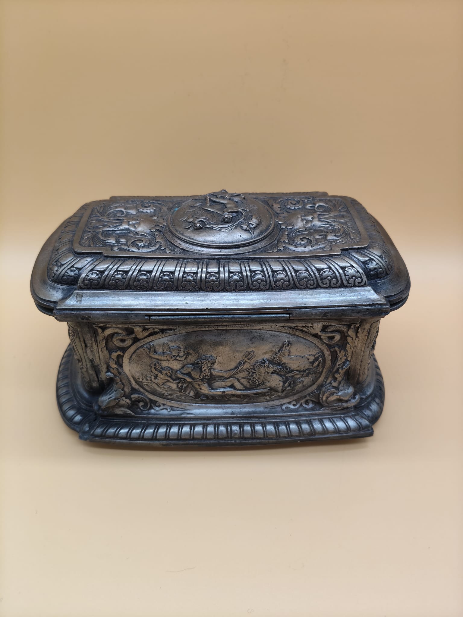 Antiguo cofre joyero neoclásico de metal plateado con relieves mitológicos – ca. 1900