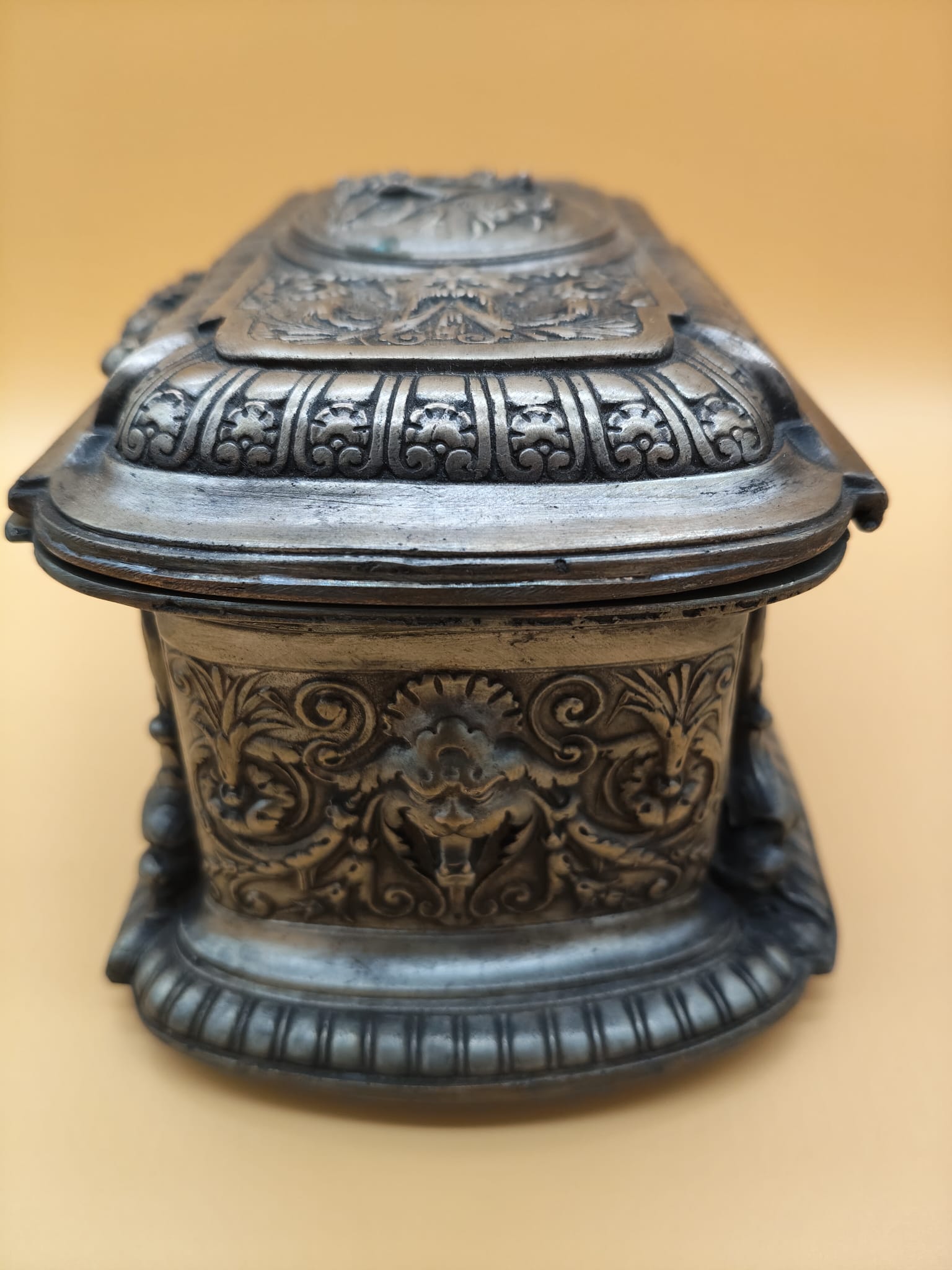 Antiguo cofre joyero neoclásico de metal plateado con relieves mitológicos – ca. 1900