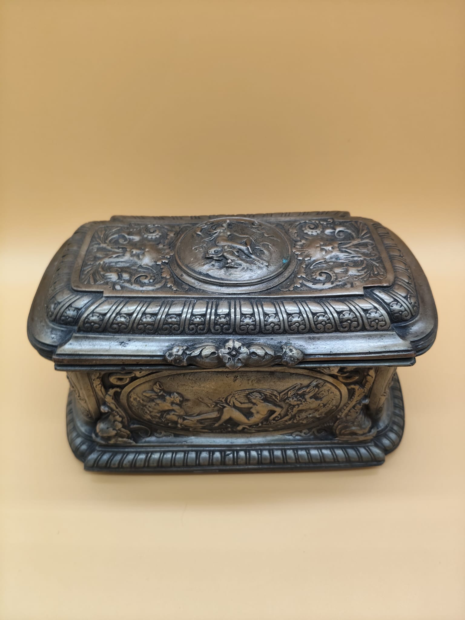 Antiguo cofre joyero neoclásico de metal plateado con relieves mitológicos – ca. 1900