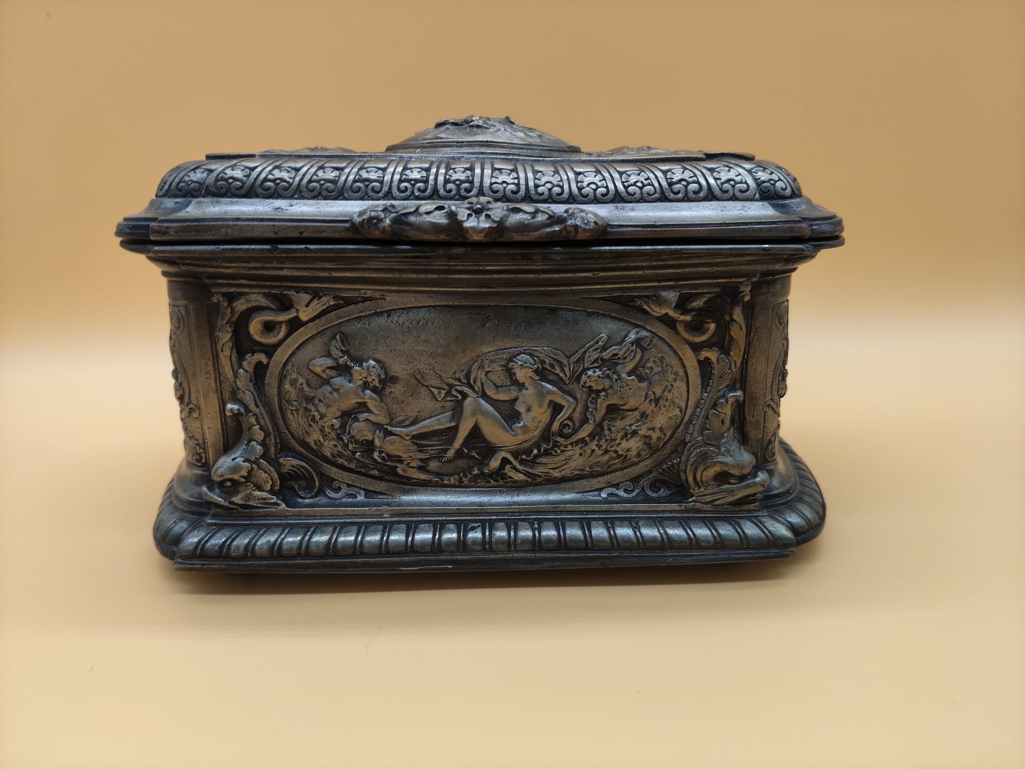 Antiguo cofre joyero neoclásico de metal plateado con relieves mitológicos – ca. 1900