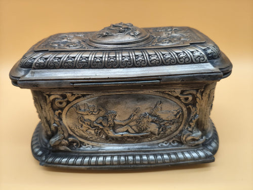 Antiguo cofre joyero neoclásico de metal plateado con relieves mitológicos – ca. 1900