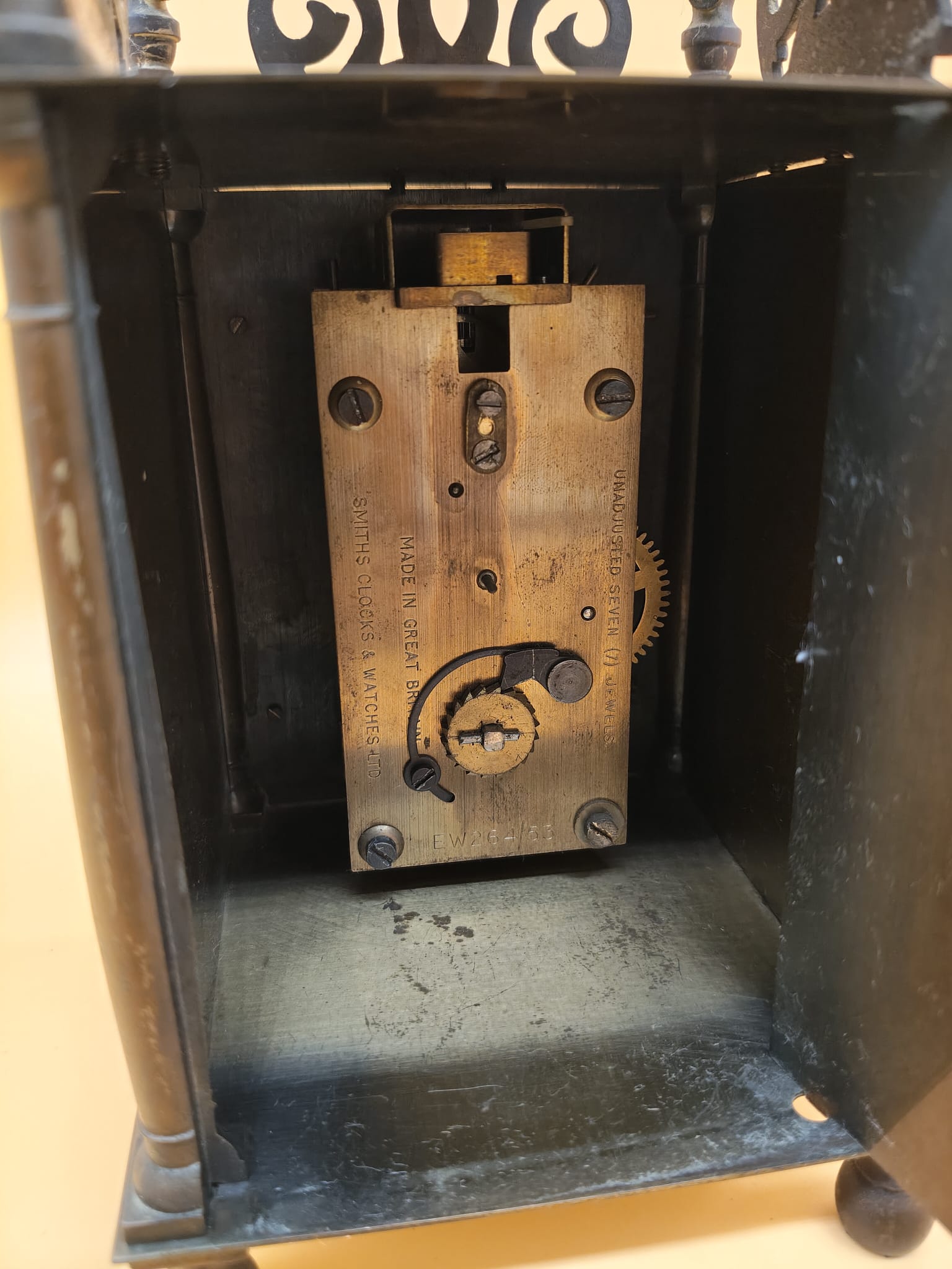 Reloj antiguo de sobremesa Smiths en latón – Inglaterra, c. 1900 – Con llaves originales